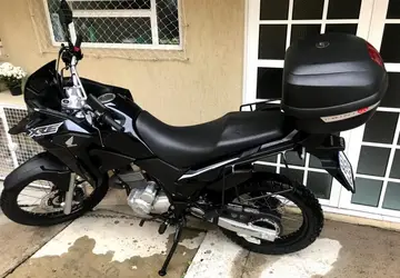 Câmera de segurança flagra suspeito furtando motocicleta em Curitiba; veículo foi recuperado